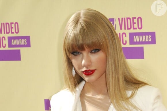 Taylor Swift escolhe cabelos lisos para ir ao evento musical