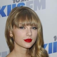 Taylor Swift completa 23 anos; veja looks da cantora no tapete vermelho