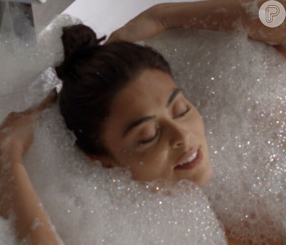 Carolina (Juliana Paes) sensualiza na banheira, no primeiro capítulo da novela 'Totalmente Demais'
