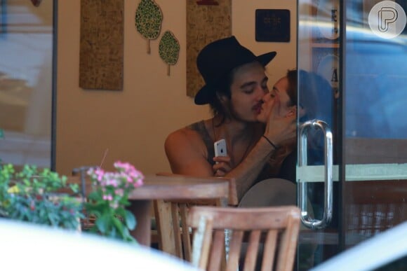 Isabelle Drummond e Tiago Iorc foram flagrados aos beijos em restaurante do Rio, em agosto. Artista contou ter planos para subir ao altar com o cantor