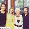 Isabelle Drummond manteve em seu Instagram a foto na qual aparece com Tiago Iorc, seu ex-namorado, Ana Maria Braga e Jayme Matarazzo