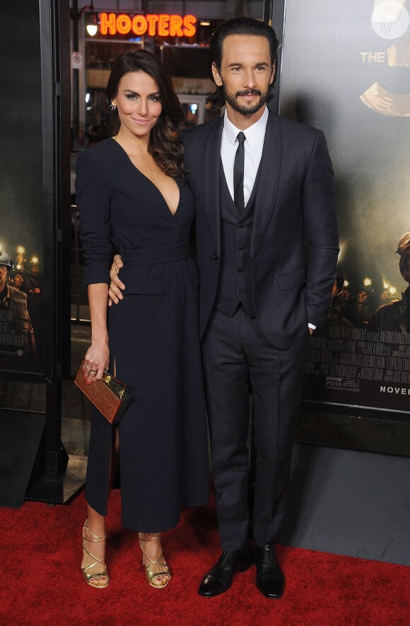 Rodrigo Santoro teve a companhia da namorada, a atriz Mel Fronckowiak, ao lançar o filme 'Os 33'
