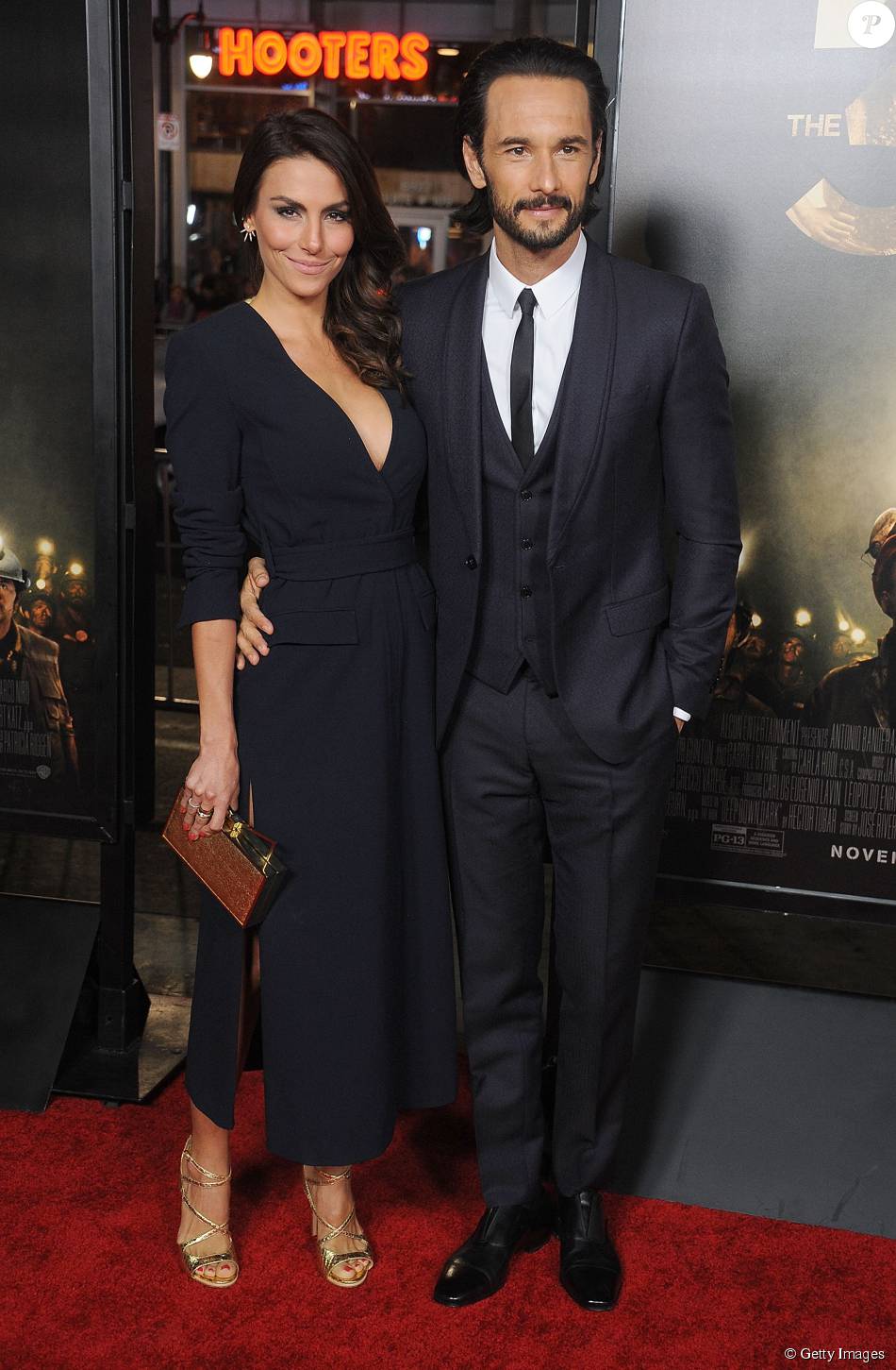 Rodrigo Santoro Teve A Companhia Da Namorada A Atriz Mel Fronckowiak Ao Lancar O Filme Os 33 Purepeople