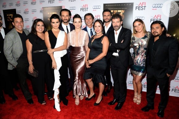 Rodrigo Santoro posa com elenco e diretora do filme 'Os 300', durante première do longa nesta segunda-feira, 9 de novembro de 2015, em Los Angeles, nos Estados Unidos
