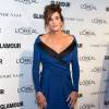 Caitlyn Jenner vestiu look Moschino Couture, que deixava os ombros à mostra, no Glamour Women Of The Year 2015