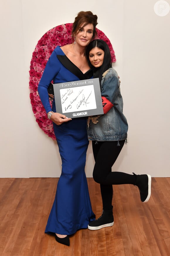 Caitlyn Jenner e a filha Kylie Jenner posam na premiação Glamour Women Of The Year