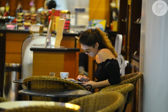 Isabelle Drummond embarcou no aeroporto Santos Dumont, no Centro do Rio de Janeiro, na manhã desta terça-feira, 10 de novembro de 2015