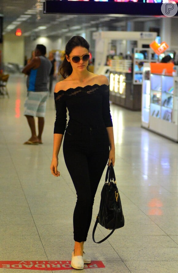 Isabelle Drummond embarcou no aeroporto Santos Dumont, no Centro do Rio de Janeiro, na manhã desta terça-feira, 10 de novembro de 2015