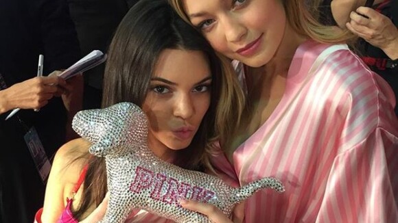 Kendall Jenner, Adriana Lima e tops aguardam desfile da Victoria's Secret.Fotos!