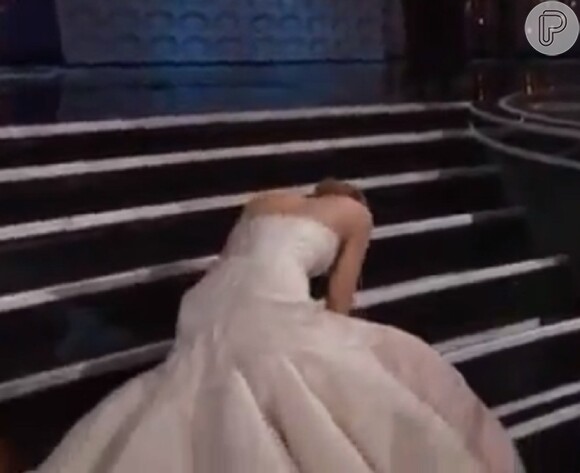 Jennifer Lawrence levou tombo ao receber seu Oscar de Melhor Atriz em 2013