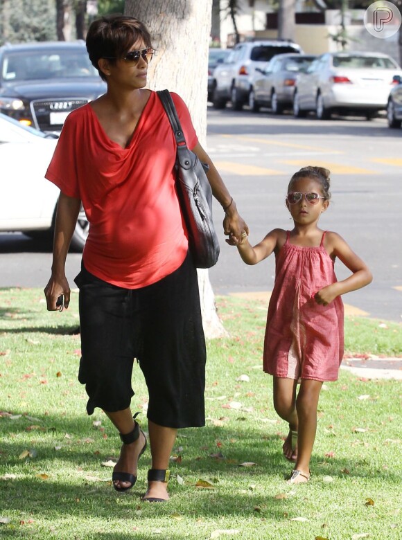 Halle Berry, grávida de sete meses de seu segundo filho, não deixa de curtir momentos de lazer com a promogênita Nahla, de 5 anos