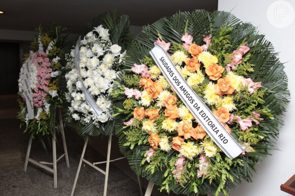 Coroas de flores enviadas por colegas de profissão para Sandra Moreyra
