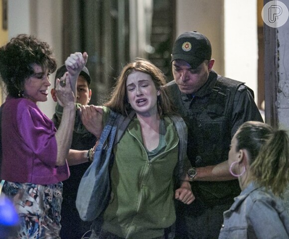 Eliza (Marina Ruy Barbosa) foi roubada e expulsa da pensão, na novela 'Totalmente Demais'