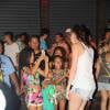 Agatha Moreira atendeu os pequenos fãs durante ensaio de rua da Unidos de Vila Isabel