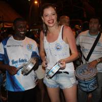 Musa no Carnaval, Agatha Moreira toca tamborim em ensaio de rua da Vila Isabel