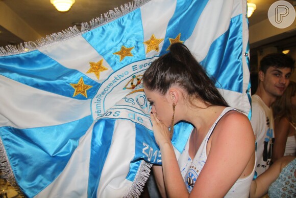 Agatha Moreira beija o pavilhão da escola da qual será musa no Carnaval 2016