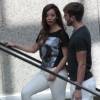 Carol Nakamura e o namorado Aislan Lottici passeiam juntinhos em shopping do Rio de Janeiro