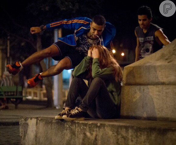 Eliza (Marina Ruy Barbosa) é roubada e vai parar nas ruas do centro do Rio, onde é atacada por Jacaré (Sergio Malheiros), na novela 'Além do Tempo'