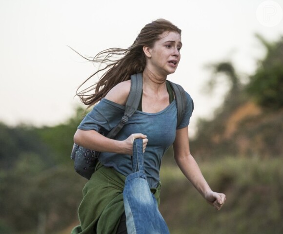Eliza (Marina Ruy Barbosa) fugiu de casa depois de ser atacada pelo padrasto, na novela 'Além do Tempo'