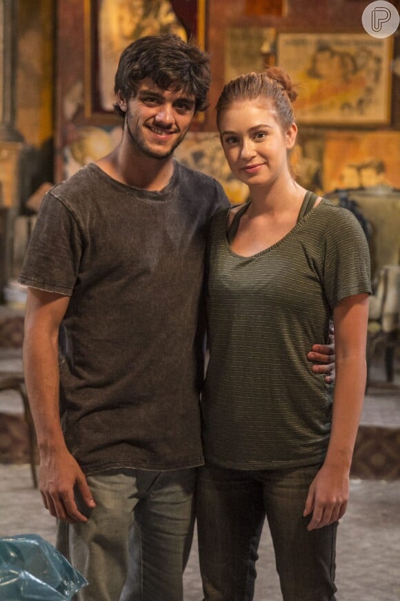 Jonatas (Felipe Simas) salva Eliza (Marina Ruy Barbosa) de Jacaré (Sergio Malheiros), na novela 'Além do Tempo'