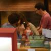Giselle Itié e Guilherme Winter foram clicados aos beijos durante passeio por shopping