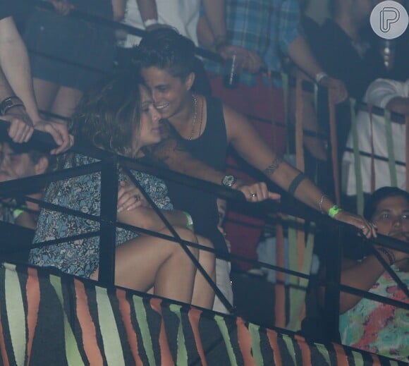 Thammy Miranda foi vistas aos beijos com sua namorada, Nilcéia Oliveira, em um show no Rio de Janeiro