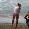 Paolla Oliveira é flagrada em tarde romântica na praia com o diretor da novela 'Além do Tempo', Rogério Gomes, o Papinha