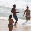 Paolla Oliveira é flagrada em tarde romântica na praia com o diretor da novela 'Além do Tempo', Rogério Gomes, o Papinha