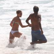 Paolla Oliveira é vista de mãos dadas na praia com diretor de novela da Globo