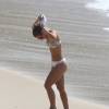 Paolla Oliveira exibiu boa forma de biquíni em praia carioca