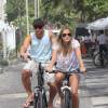 Fred Guedes e Paula Armani foram clicados andando de bicicleta em 2014