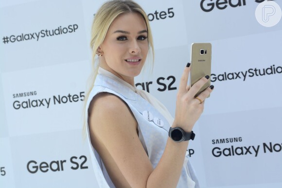 A atriz exibiu a joia no lançamento das novidades da Samsung, no Shopping Eldorado, em São Paulo