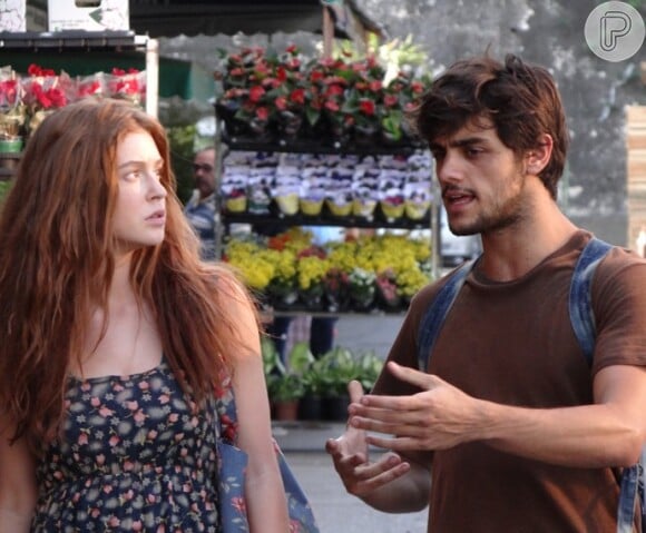 Jonatas (Felipe Simas) está ajudando Eliza (Marina Ruy Barbosa) a se virar nas ruas do Rio de Janeiro, na novela 'Totalmente Demais'