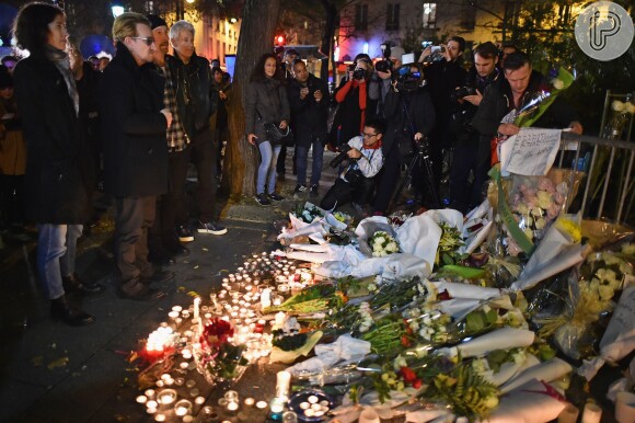 Bono Vox e os colegas do U2 levaram flores em homenagem às vítimas