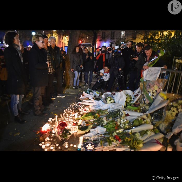  Bono Vox e os colegas do U2 levaram flores em homenagem às vítimas 
