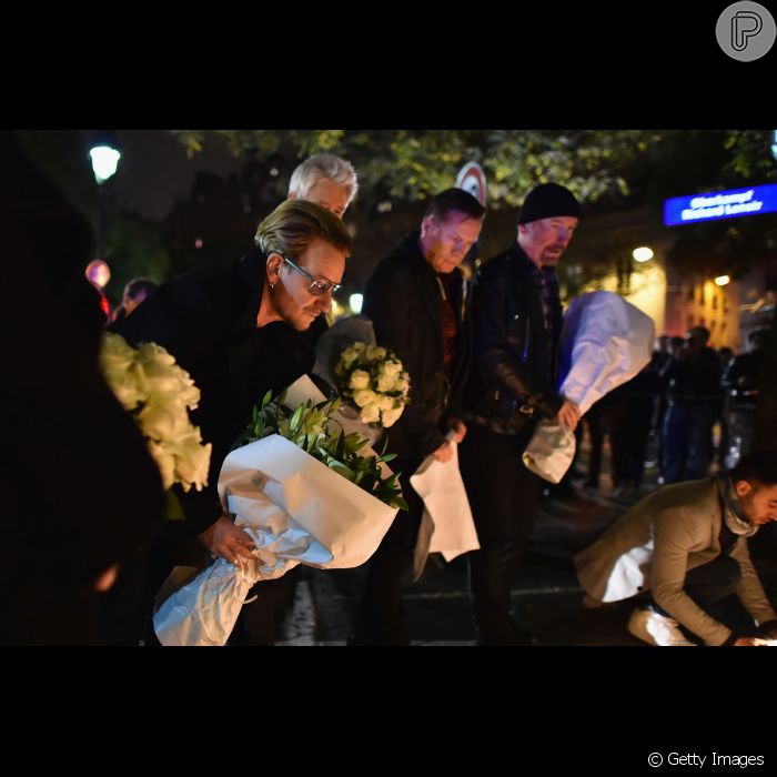  Integrantes do U2 prestam homenagens às vítimas em Paris 