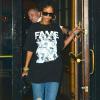 Rihanna deixa restaurante onde jantou com Katy Pery, em West Village, em Nova York