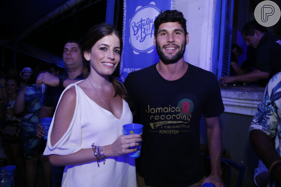 Dudu Azevedo e a namorada, Fernanda Mader, curtiram uma roda de samba no Rio neste sábado, 14 de novembro de 2015, e os dois exibiram uma aliança na mão direita