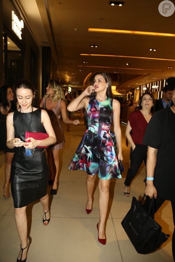 Camila Queiroz apostou em um vestido da marca, colorido com a saia rodada
