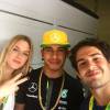 Fiorella Mattheis e Alexandre Pato foram prestigiar o Grande Prêmio de Fórmula 1 de Interlagos e, antes da corrida começar, posaram ao lado de Lewis Hamilton: 'Selfie de campeão'