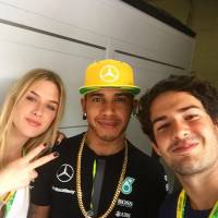 Fiorella Mattheis e Alexandre Pato tietam piloto Lewis Hamilton no GP do Brasil