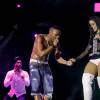 Anitta rebolou muito usando hot pant e blusa transparente ao lado de Nego do Borel em show no Rio de Janeiro na noite deste domingo, 15 de novembro de 2015