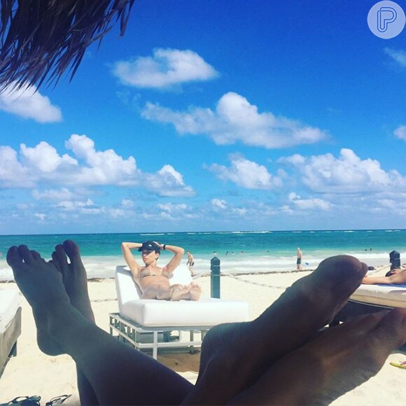 Usando um biquíni de oncinha, Grazi aparece se bronzeando em uma foto postada neste fim de semana por Márcia, em seu Instagram