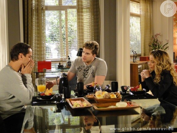 Niko (Thiago Fragoso) acha que Eron (Marcello Antony) e Amarilys (Danielle Winits) estão brigados e exige que o companheiro se desculpe com a médica, em 'Amor à Vida', em agosto de 2013