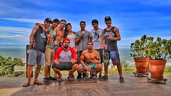 Caio Castro curte férias com amigos na Praia do Rosa, Santa Catarina. Veja fotos