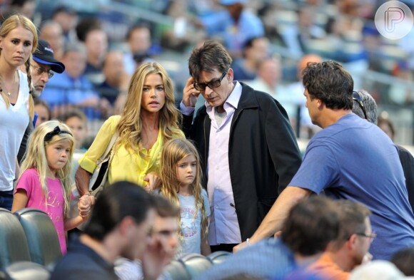 Charlie Sheen tem duas filhas com a atriz Denise Richards, sua ex-mulher