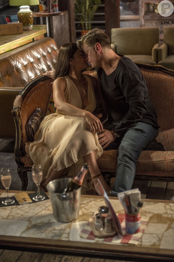 Carolina (Juliana Paes) e Arthur (Fábio Assunção) tem uma relação amorosa conturbada, na novela 'Totalmente Demais'