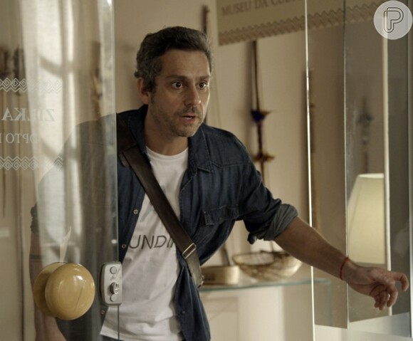 Romero (Alexandre Nero) é surpreendido por Atena (Giovanna Antonelli) e Zé Maria (Tony Ramos) na pousada, na novela 'A Regra do Jogo'