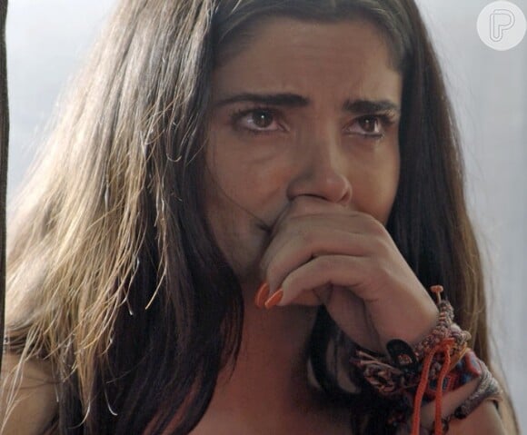 Toia (Vanessa Giácomo) se assusta com o fogo na cortina da pousada e foge ao ver Zé Maria (Tony Ramos) na janela, na novela 'A Regra do Jogo'