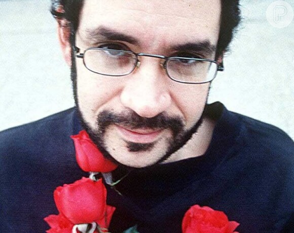 Renato Russo, vocalista da Legião Urbana, faleceu em 1996 vítima de complicações causadas pela doença, que deprime o sistema imunológico